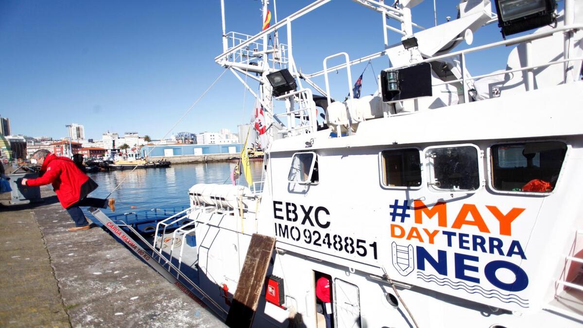 Equipo del Aita Mari rescatando migrantes cerca de Lampedusa.