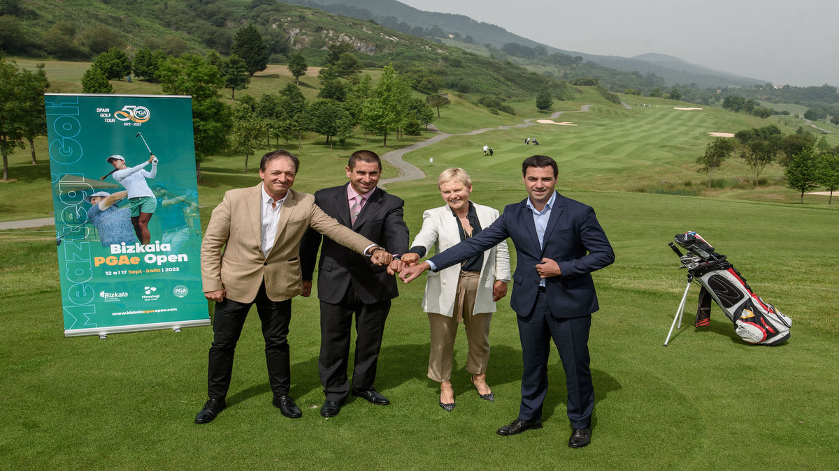 Organizadores del II Bizkaia PGAe Open dándose la mano tras el récord de Borja Martín.