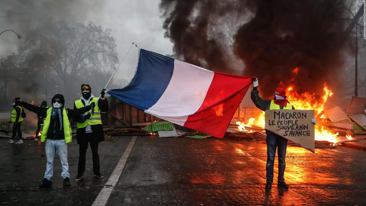 Fotografía de una multitudinaria manifestación en Francia, uniendo voces en solidaridad y protesta ante un evento trágico.