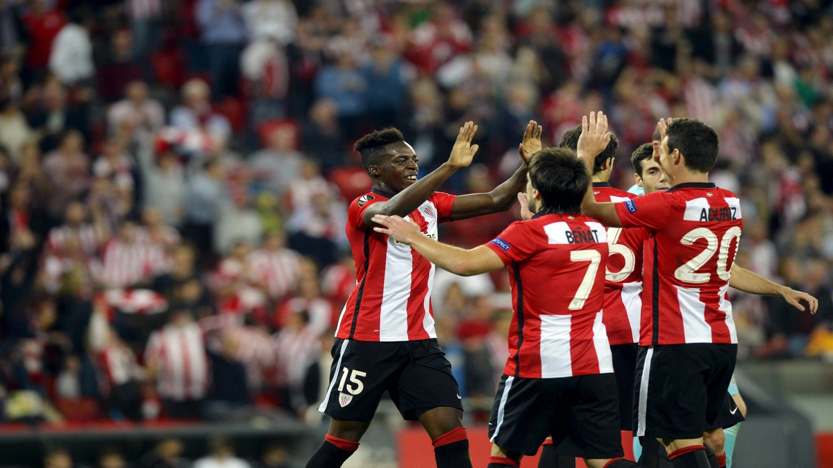Jugadores del Athletic celebrando en el campo, representando la tradición futbolística de Bizkaia.