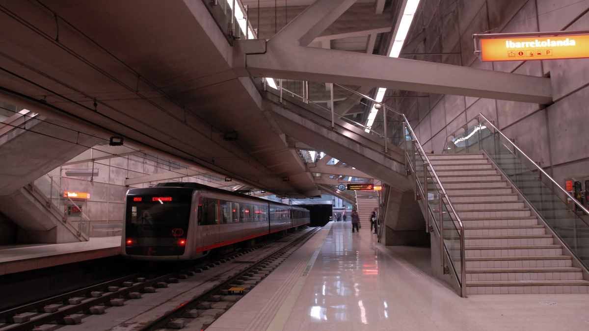 Fotografía del sistema de Metro Bilbao, representando la conectividad y el transporte público en la ciudad de Bilbao.