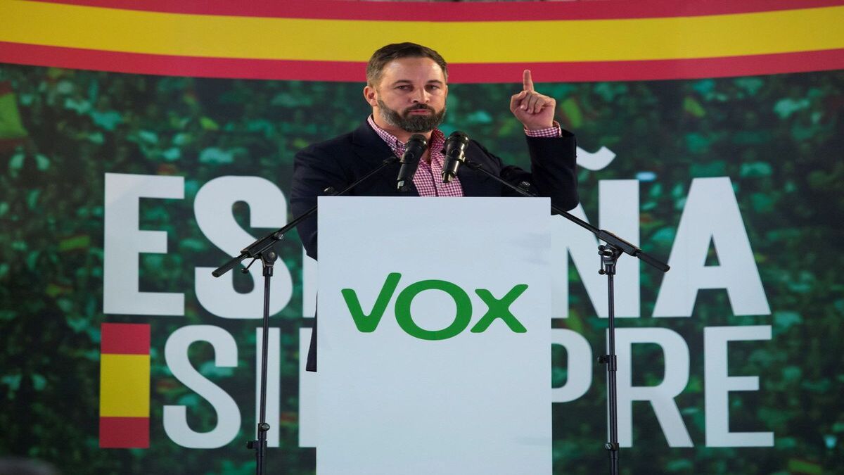 Vox liderra hitzaldian: Espainian eskuin muturraren gorakada islatzen duen irudia.