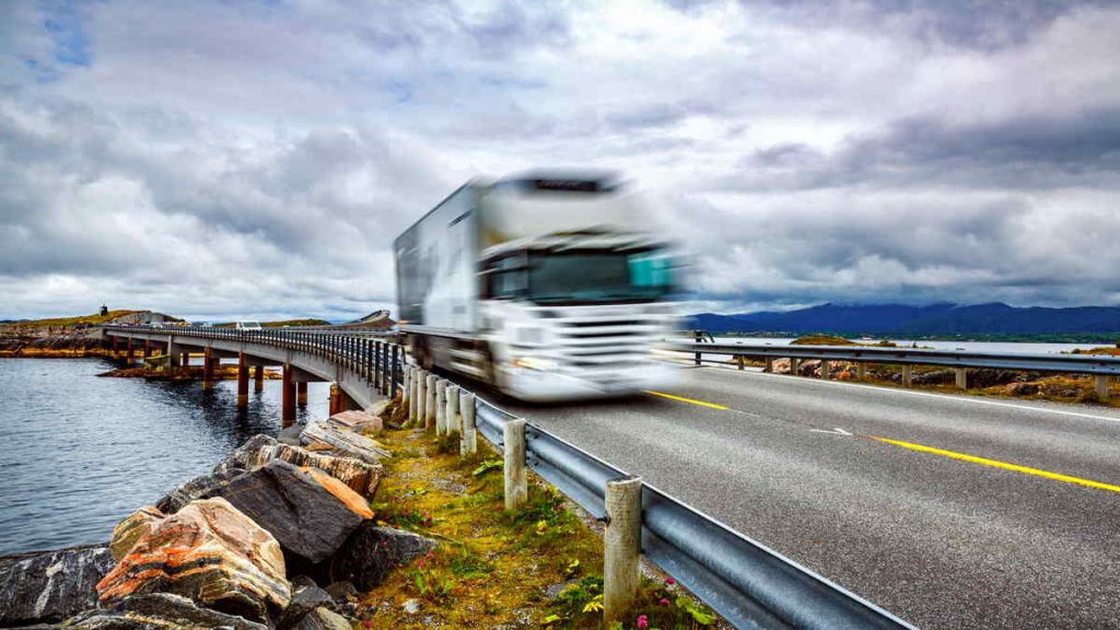 Fotografía de un autobús público en plena carretera, representando el transporte público y las medidas fiscales implementadas por el Gobierno.