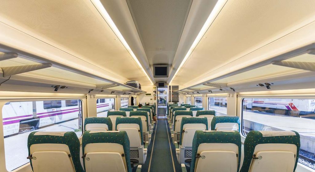 Interior vacío de un vagón de Renfe durante un viaje con descuentos para jóvenes.