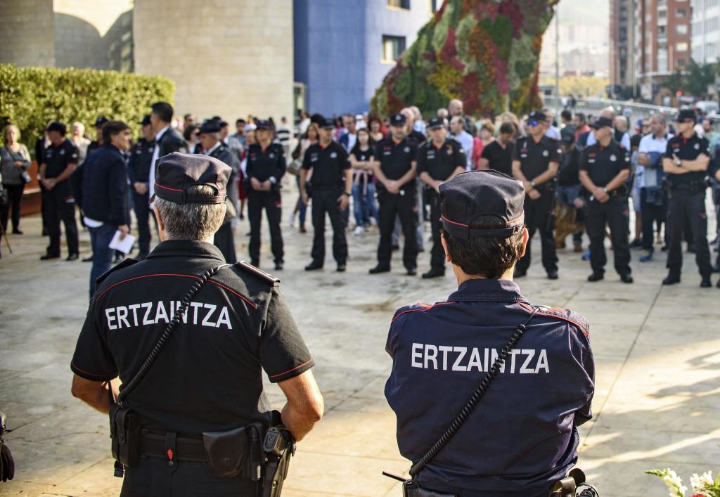 Policía Ertzaintza patrullando la fiesta de las paellas en Aixerrota para garantizar la seguridad de los asistentes.