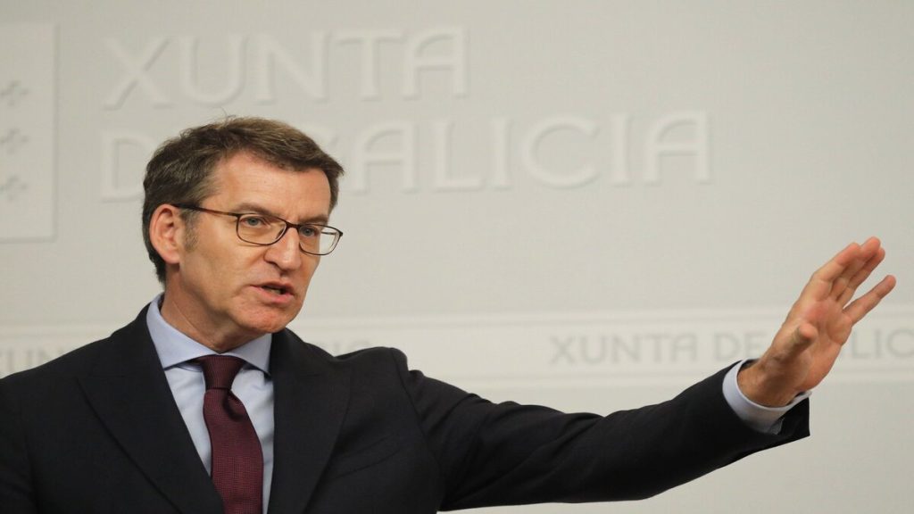 Alberto Núñez Feijóo durante una conferencia de prensa discutiendo sus estrategias para distanciarse de la ultraderecha en las elecciones.