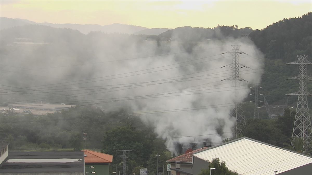 Fotografía impactante del incendio en la subestación eléctrica de Basauri, con humo denso y llamas intensas.