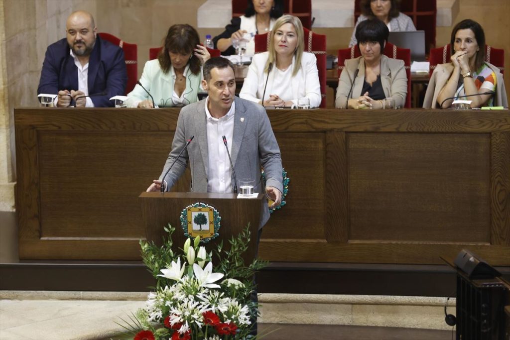 Iker Casanova de EH Bildu, de pie en el podio, dando su apasionado discurso ante la Junta General de Bizkaia.