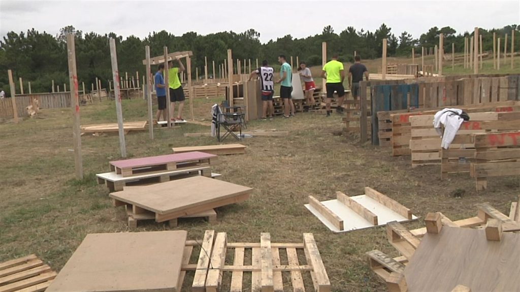 Personal del concurso de paellas de Aixerrota montando la estructura para el evento.