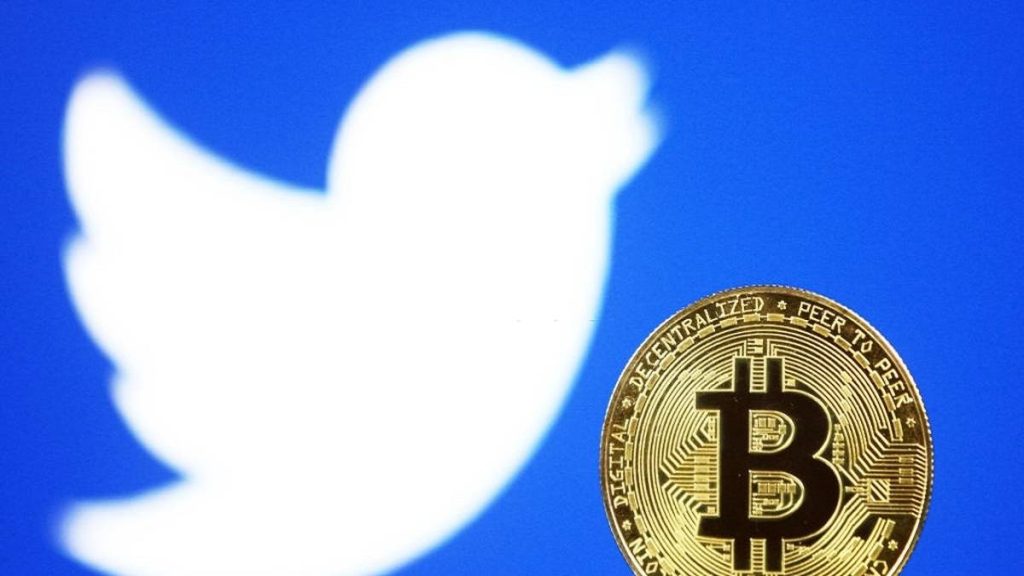 Logo de Twitter junto a un símbolo de Bitcoin, representando la integración de criptomonedas en la plataforma.