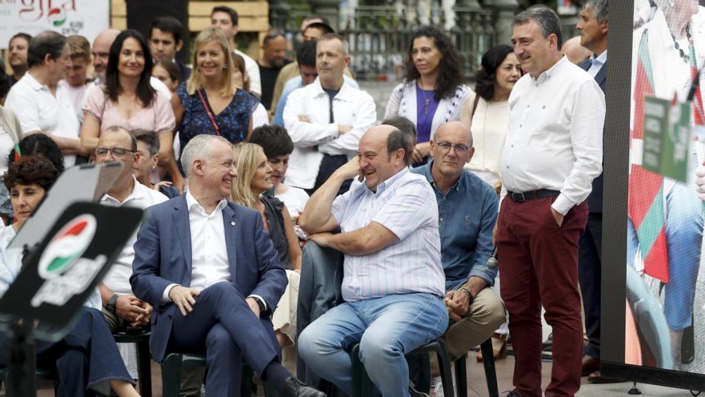 El lehendakari, Iñigo Urkullu, junto al presidente del EBB, Andoni Ortuzar, y el candidato al Congreso, Aitor Esteban Efe, en un encuentro político en Euskadi.