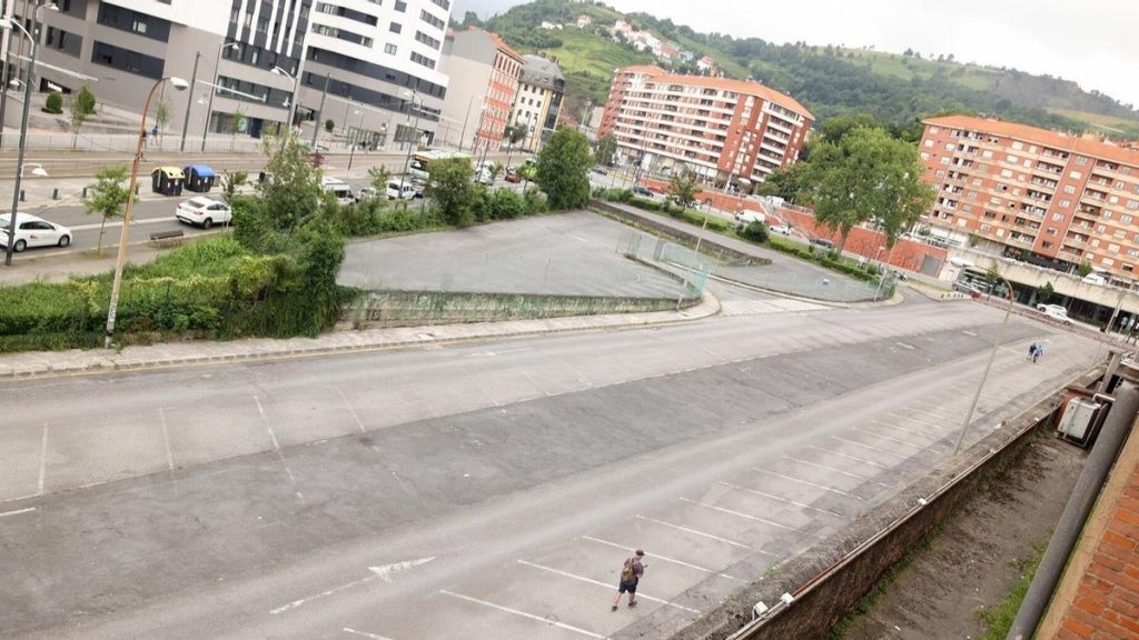 Estacionamiento en el hospital de Basurto durante el cierre del parking por obras de construcción.