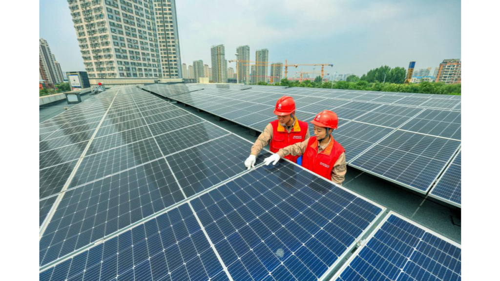 Dos trabajadores instalando un panel solar en Euskadi para impulsar la energía renovable.