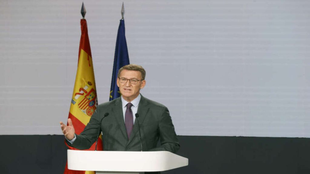 Fotografía de Alberto Núñez Feijóo, líder del Partido Popular, ofreciendo declaraciones sobre las propuestas de reforma energética.