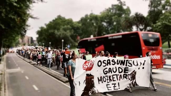 Manifestación en Deusto contra la tala masiva de árboles.