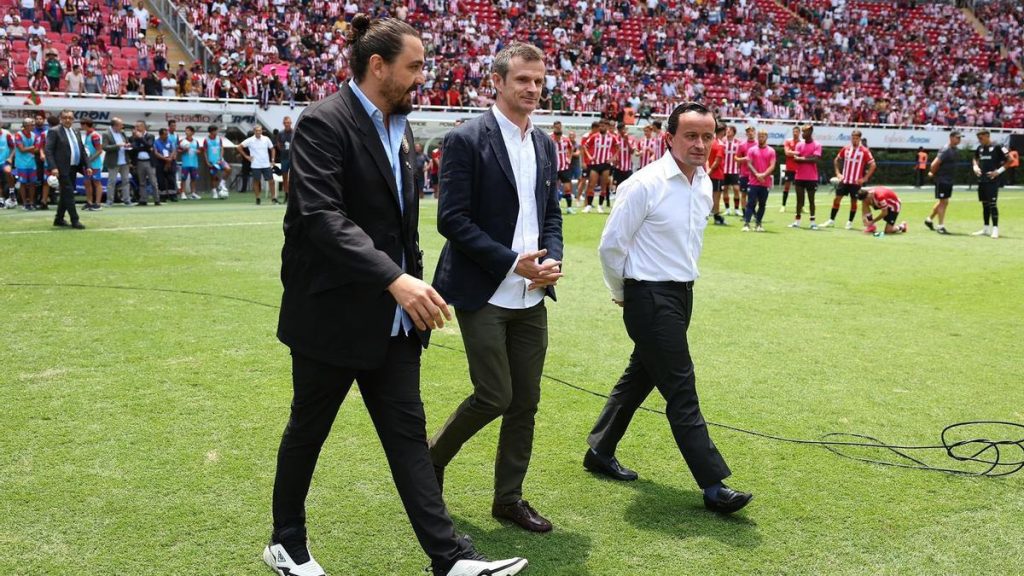 Los presidentes de las Chivas, Amaury Vergara, del Athletic, Jon Uriarte, y de la Liga de México, Mikel Arriola, en el estadio de Akron.