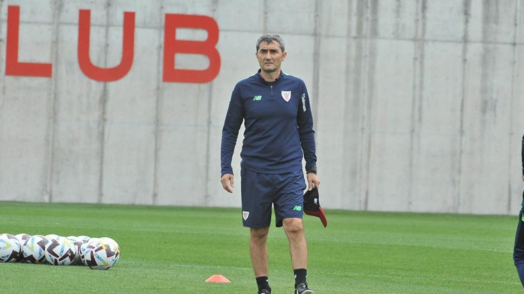 Ernesto Valverde en el campo de entrenamiento del Athletic Club.
