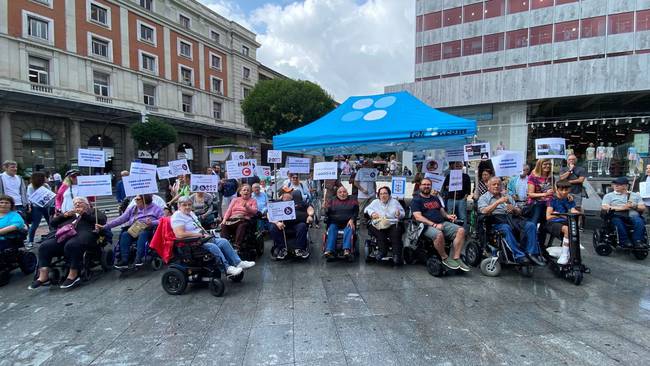 Personas con discapacidad exigen accesibilidad en estaciones de Renfe Cercanías en Bilbao.