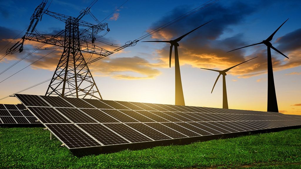 Imagen de un parque eólico con paneles solares, representando la revolución energética en España.
