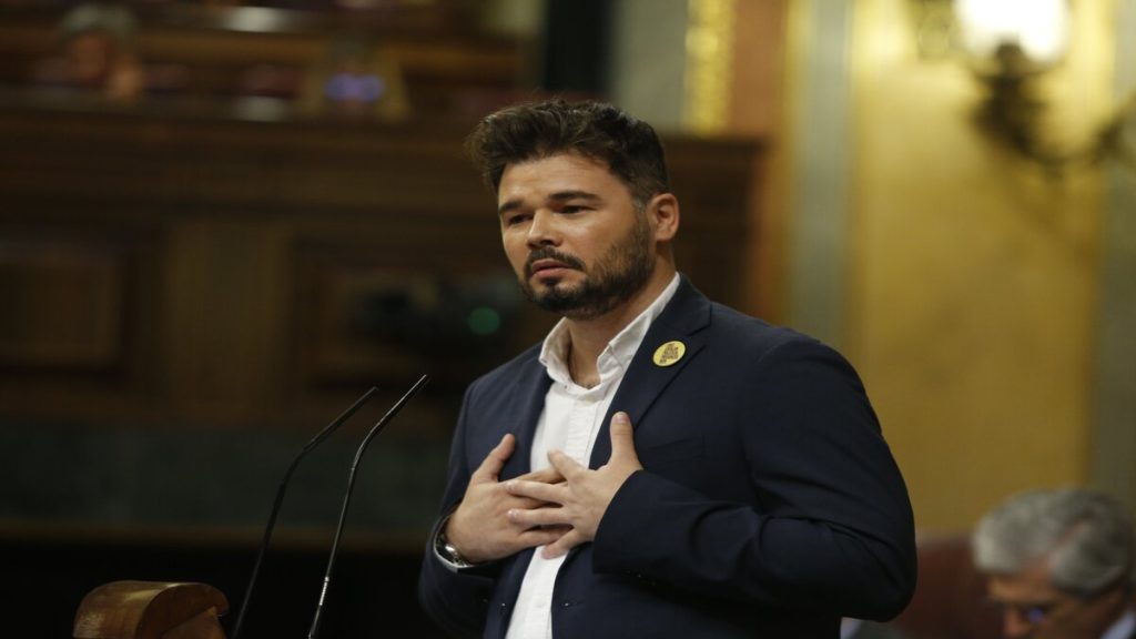 Gabriel Rufián, destacado líder político y portavoz de Esquerra Republicana de Catalunya (ERC), durante una apasionante conferencia sobre la actualidad política.