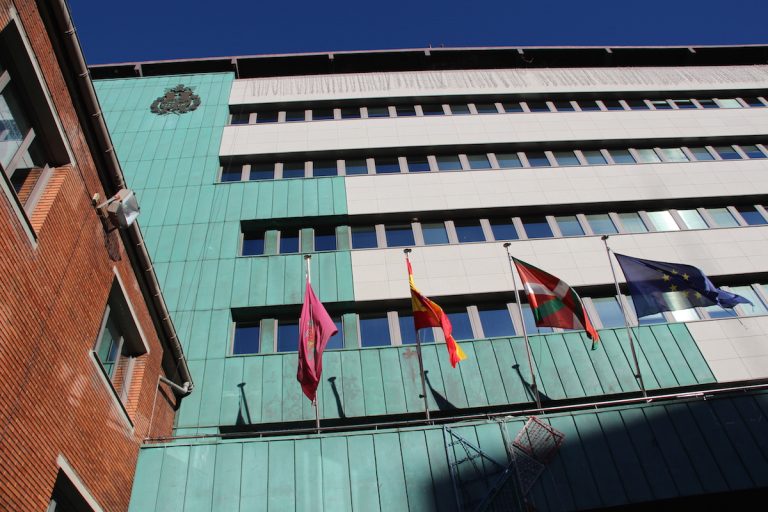 Imagen del Ayuntamiento de Barakaldo, destacando su impresionante estructura arquitectónica y su importancia como centro administrativo.