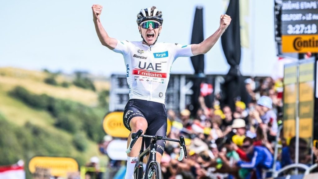 Ciclista danés Jonas Vingegaard celebrando su victoria en el Tour de Francia.