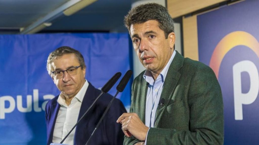 Carlos Mazón, líder del Partido Popular en Valencia, dando declaraciones en una rueda de prensa.