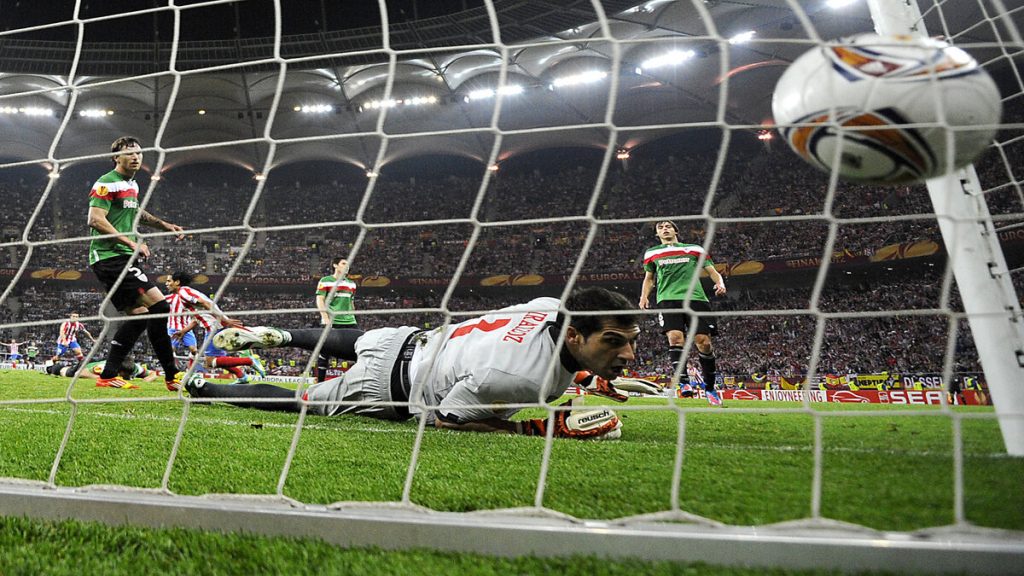  Instantánea del momento en que un gol es anotado contra el Athletic Club.