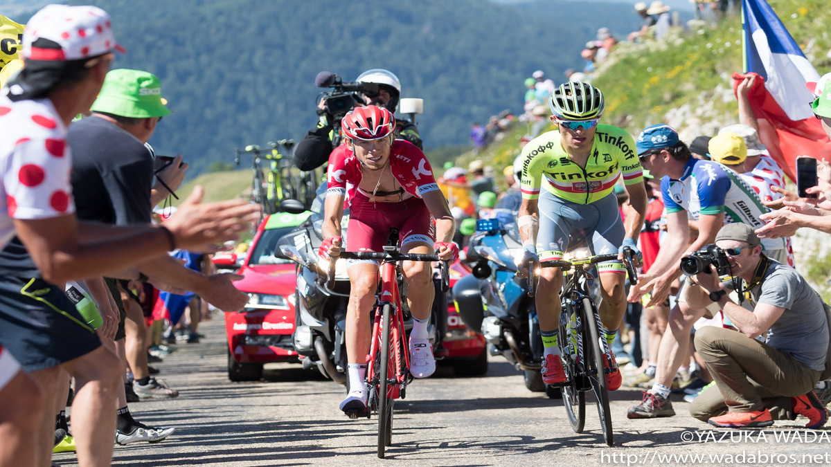 Dos ciclistas del Tour de Francia en plena competición, mostrando determinación y velocidad en la ruta.