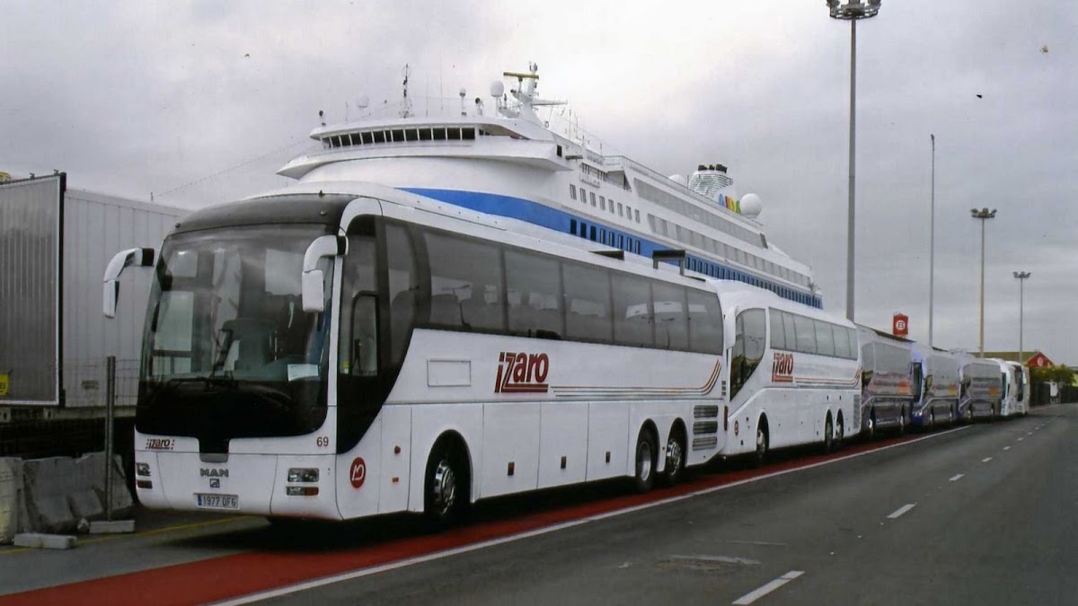 Autobús de Kosta Bus en ruta por Bizkaia.
