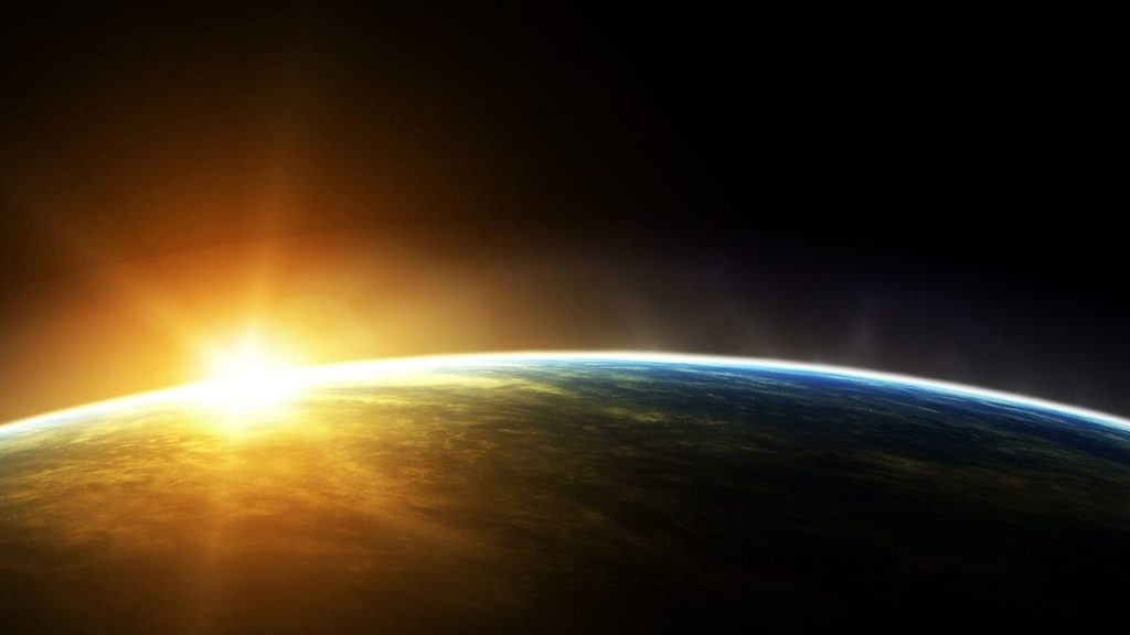 Puesta de sol desde el espacio, el sol desapareciendo detrás de la Tierra.