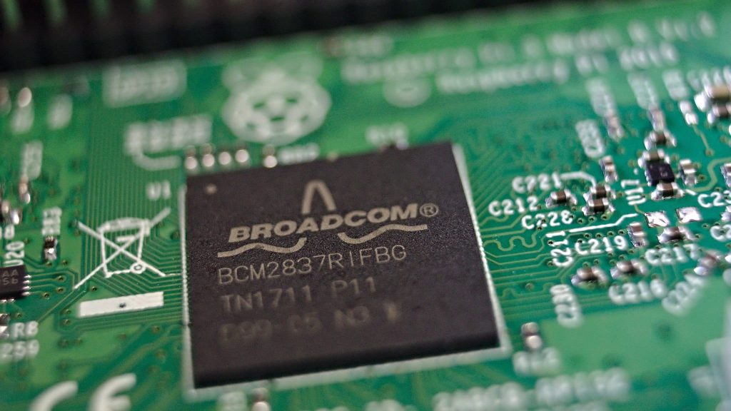 Foto de un chip de Broadcom, un componente crucial en la tecnología moderna.