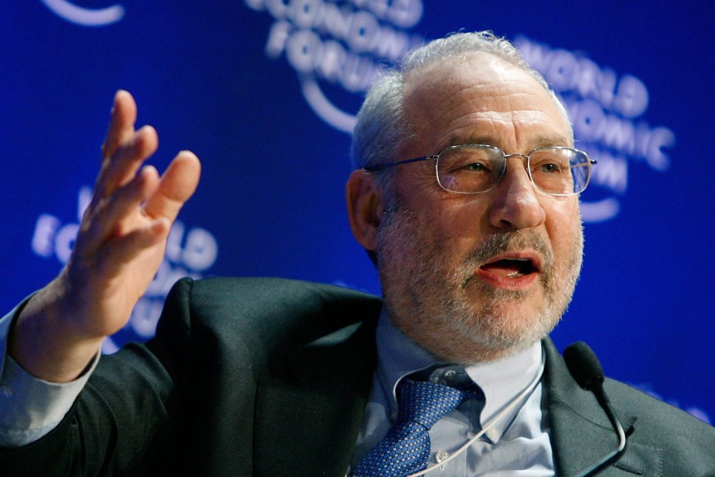 Joseph Stiglitz, economista y premio Nobel de Economía, dando una conferencia sobre las implicaciones económicas de las políticas de derecha.