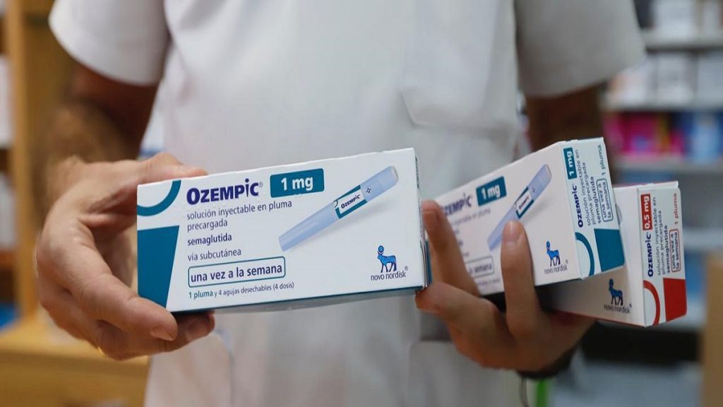 Un farmacéutico sostiene dos cajas de medicamentos Ozempic y Saxenda, objetos de una alerta por efectos secundarios.