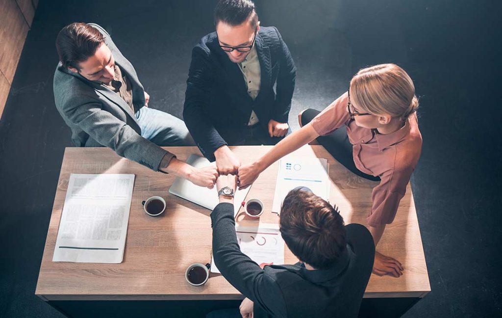 Personas trabajando en equipo para alcanzar un objetivo común.