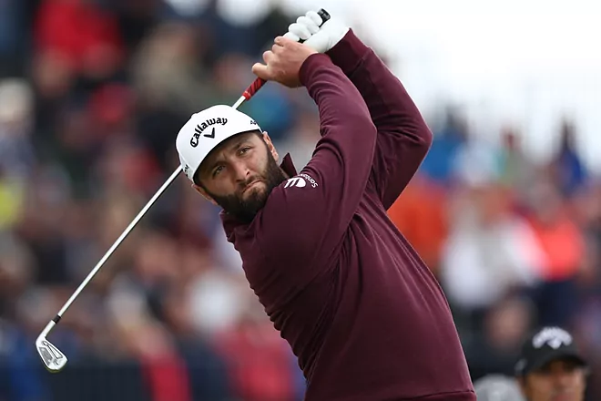 Jon Rahm practicando su juego en un campo de golf durante una sesión de entrenamiento.