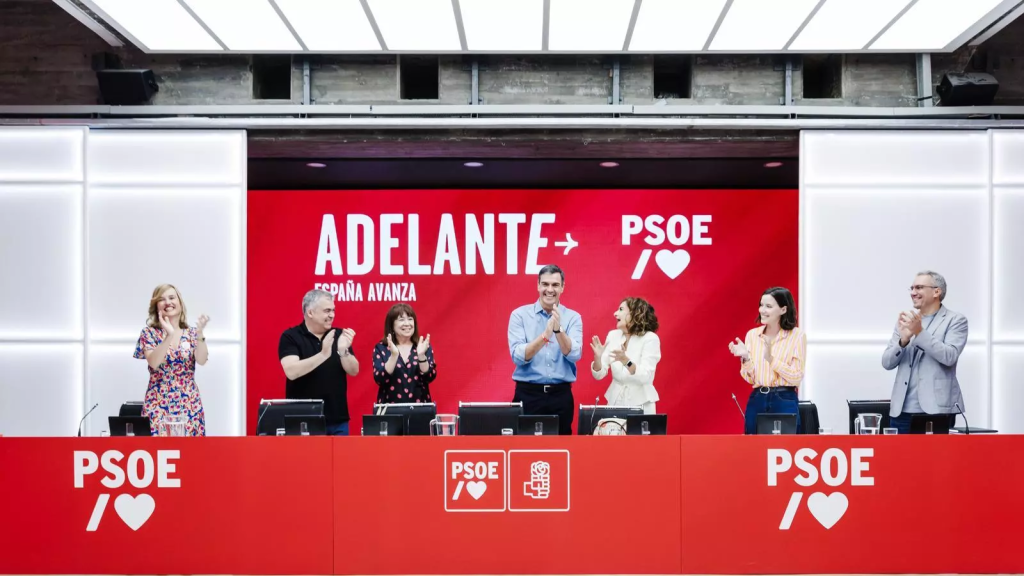 Pedro Sánchez y miembros del PSOE en conferencia de prensa.