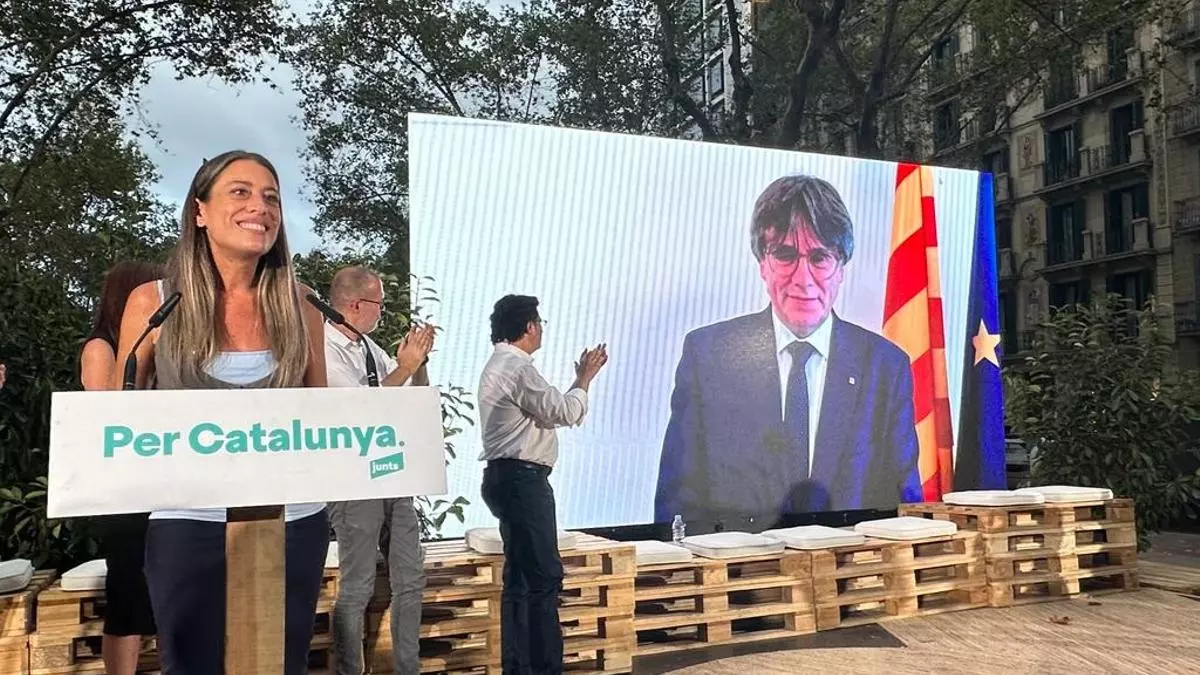 Candidata de Junts dando una conferencia.