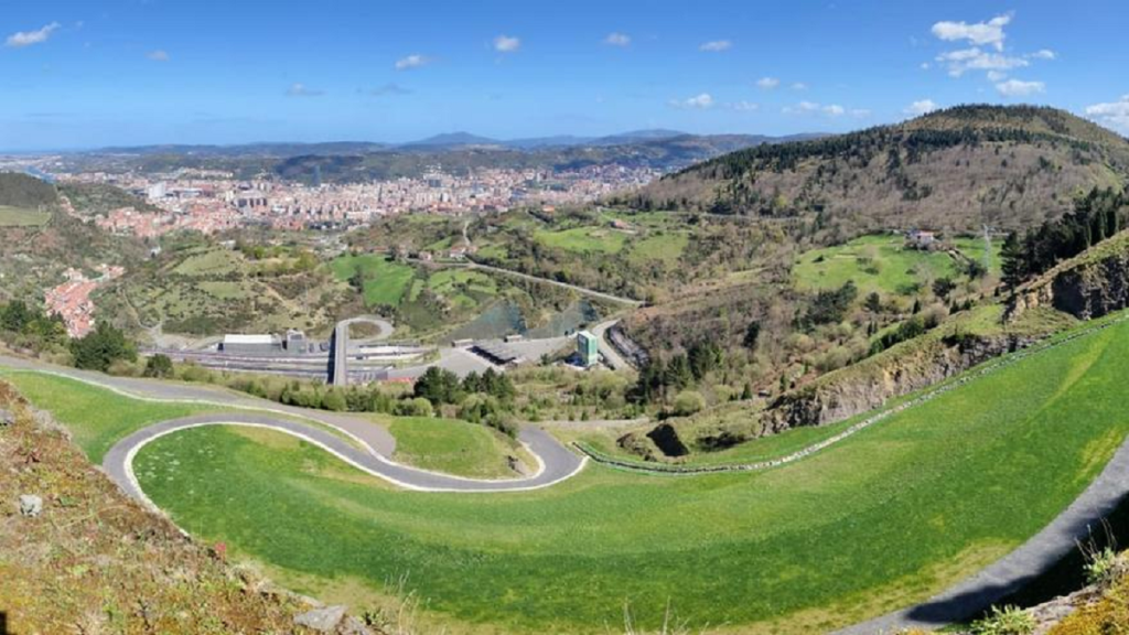 Vista panorámica de la antigua cantera del Peñascal en Bilbao, ahora cubierta de vegetación y árboles.