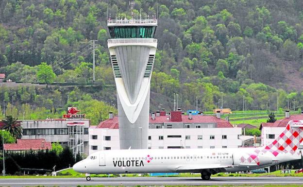 Avión de Volotea en la pista, listo para despegar en la nueva conexión entre Bilbao y París.