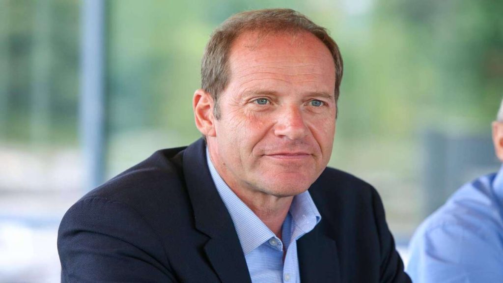 Christian Prudhomme, director del Tour de Francia, sonríe mientras posa para una foto.