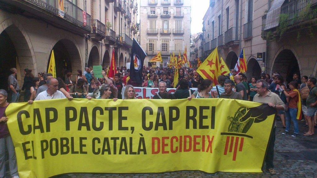Manifestación en Girona a favor de la desvinculación de la ciudad con la monarquía española.