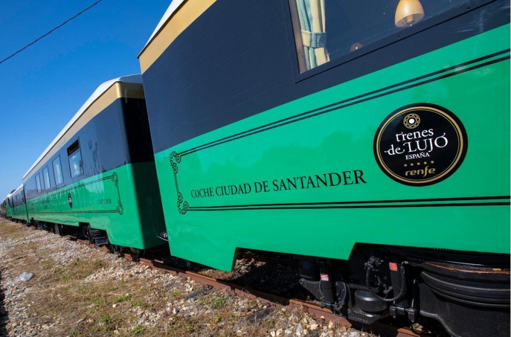 Exterior del elegante vagón del tren Costa Verde Exprés, con sus ventanas panorámicas y diseño clásico.
