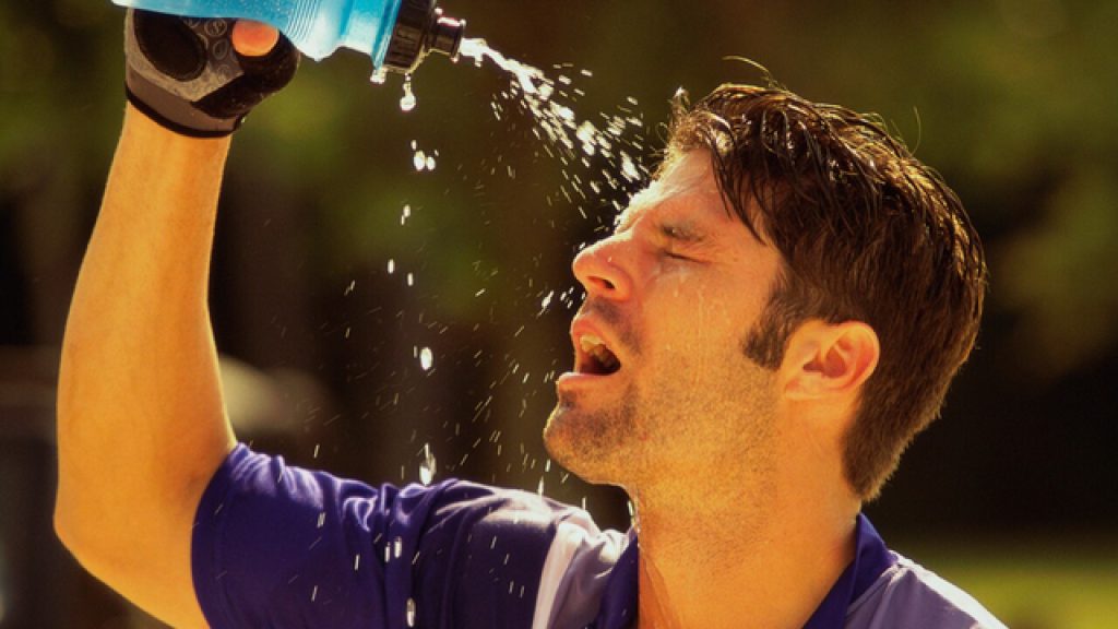 Persona refrescándose con agua debido al intenso calor en Euskadi.