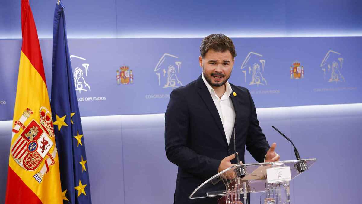 Gabriel Rufián, líder político y portavoz de Esquerra Republicana de Catalunya (ERC), durante una conferencia inspiradora.