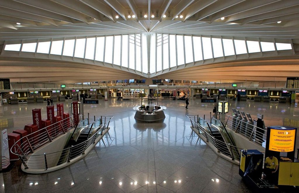 Interior del aeropuerto de Bilbao, símbolo del resurgimiento de la industria de la aviación y el aumento de viajeros.