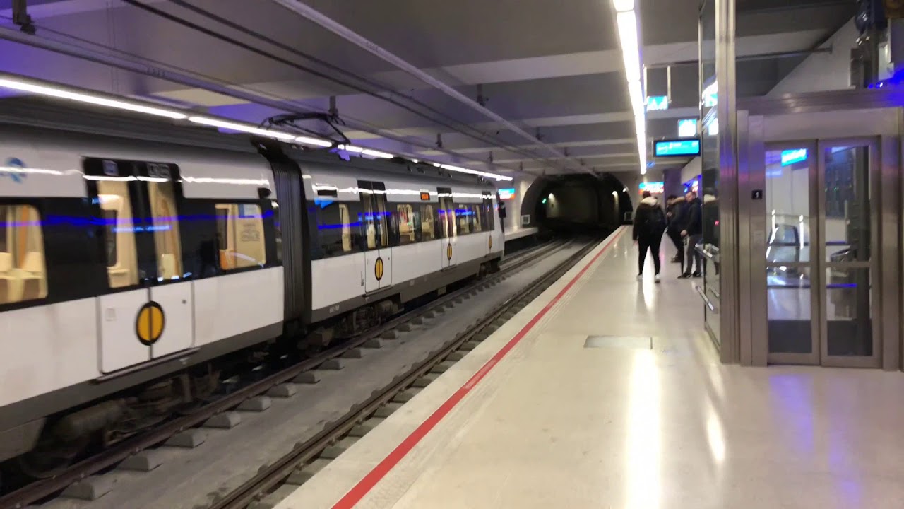 Personas utilizando el Metro Bilbao tras la implementación del descuento del 50% en las tarifas.