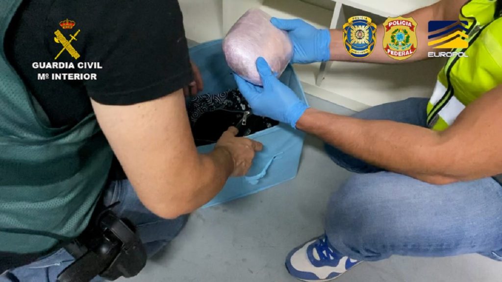 Desmantelamiento de una red internacional de tráfico de drogas: Confiscación de un cargamento de cocaína por la Guardia Civil