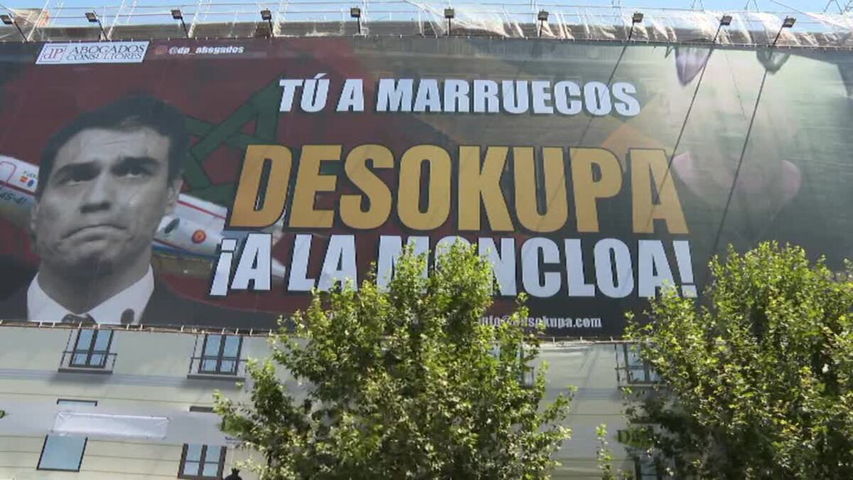 Imagen de la polémica lona de Desokupa en la Calle Atocha de Madrid, que ha generado reacciones intensas en el ámbito político.
