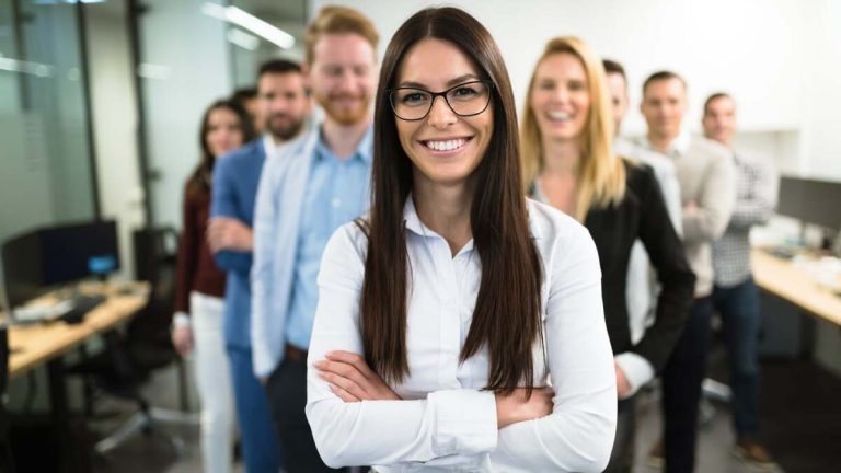 Jóvenes líderes inspirando el cambio y marcando el rumbo hacia un futuro mejor.